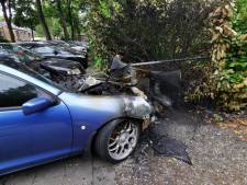 Auto in brand in woonstraat Ede, tweede auto beschadigd