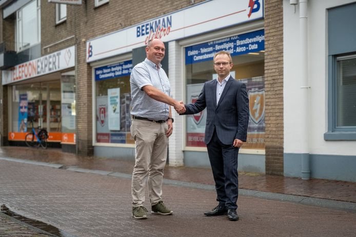 Erik Beekman (links), eigenaar van Beekman Elektro, en wethouder Alexander Kreule schudden elkaar de hand. Het Raaltense bedrijf verhuist volgend jaar naar bedrijventerrein De Zegge VII.