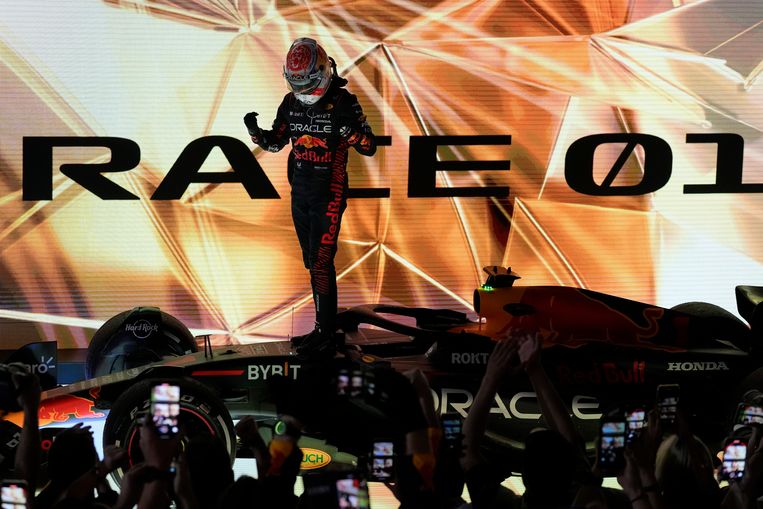 Max Verstappen na zijn overwinning in Bahrein.  Beeld AP