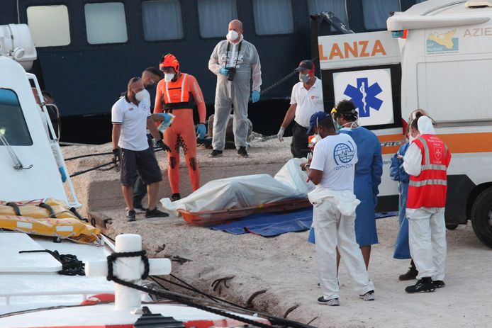 Het levenloze lichaam van een migrant wordt eveneens van boord gehaald (29/08/2020)