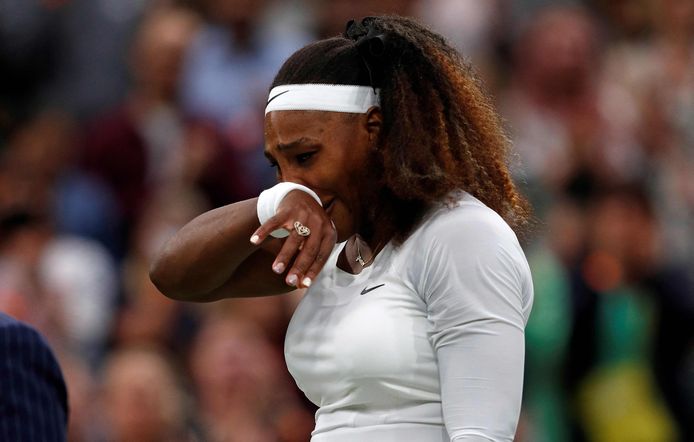 Een geëmotioneerde Serena Williams geeft op in de eerste ronde van Wimbledon.