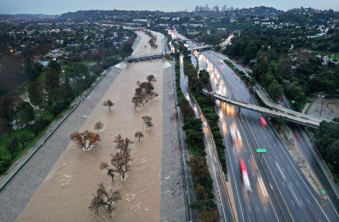De door de storm gezwollen Los Angeles River.