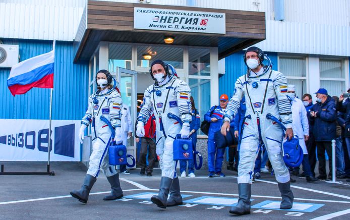 Meteen zijn er nu tien opvarenden in het ISS: vijf Russen, drie Amerikanen, een Japanner en een Fransman namens het Europese Ruimtevaartbureau ESA.