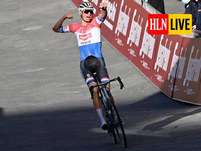 Imposante Van der Poel knalt Alaphilippe uit het wiel op slotklim en wint Strade Bianche