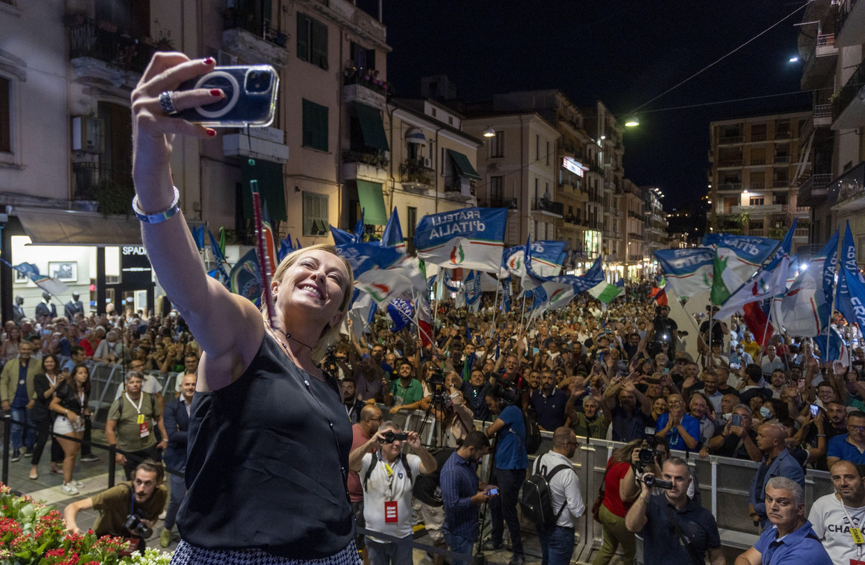 Giorgia Meloni, leider van de rechts-radicale partij Broeders van Italië, op campagne in Cosenza afgelopen zomer.  