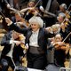Simon Rattle serveert Mahler in gelijke delen nonchalance en bravoure