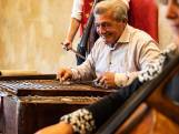 Zutphenaren helpen bekende straatmuzikant aan zijn pensioen