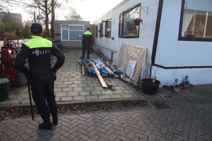Op meer dan veertig plekken in Nederland heeft de politie vanochtend huiszoekingen verricht, zoals hier in een woonwagenkamp nabij de stad Amersfoort (provincie Utrecht).