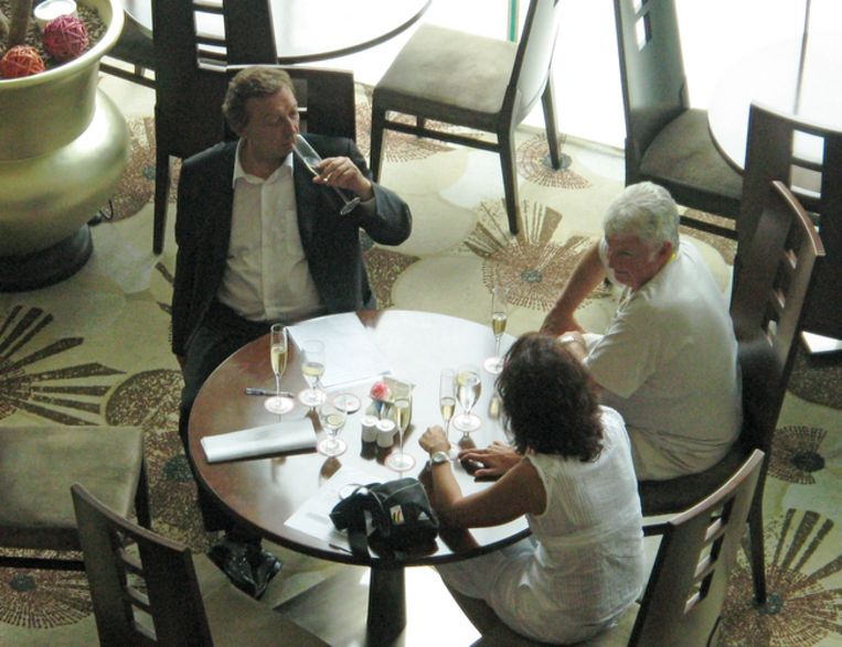 Michel Daerden (l.) heft het glas in Peking. Beeld UNKNOWN