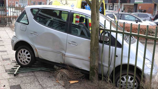 Bestuurder geeft te veel gas en rijdt met auto dwars door hek in Waalwijk