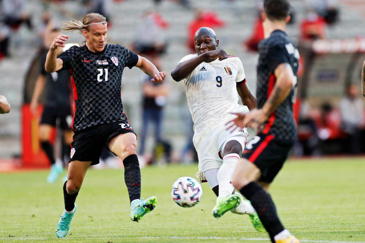 Romelu Lukaku trapt de bal tussen de Kroatische verdedigers door, in Brussel. Beeld Photo News