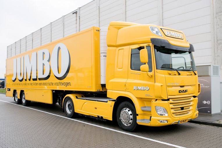 Camion completamente elettrico del supermercato della catena jumbo.  Immagine jumbo