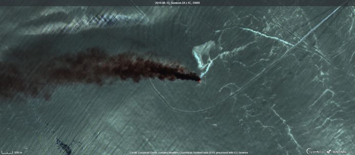 Een satellietfoto van een rookpluim afkomstig van de Front Altair in de Golf van Oman.
