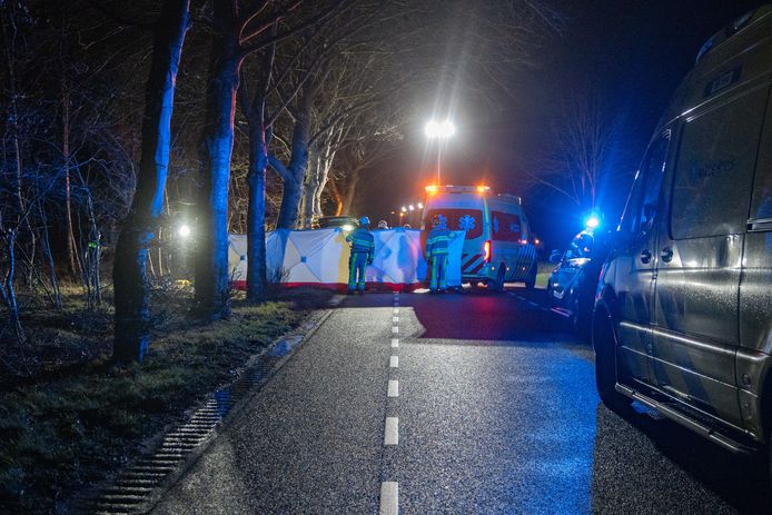 Brandweermensen schermen de plek van het ongeval af, tussen Bathmen en Laren.