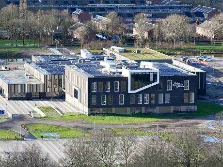 Pietertje is pas anderhalf en barst nu al uit z'n jasje; 1,1 miljoen euro voor tien noodlokalen in Zierikzee