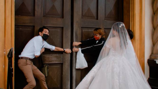 Blijde intrede van bruid in kerk gaat hilarisch mis