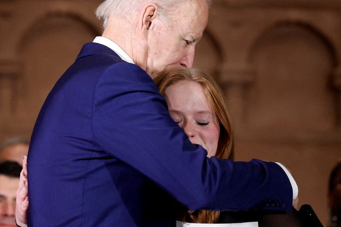 De Amerikaanse president Joe Biden omhelst Jackie Hegarty, een overlevende van de Sandy Hook schietpartij op school, tijdens de 10e jaarlijkse nationale wake voor alle slachtoffers van wapengeweld in Washington, VS.