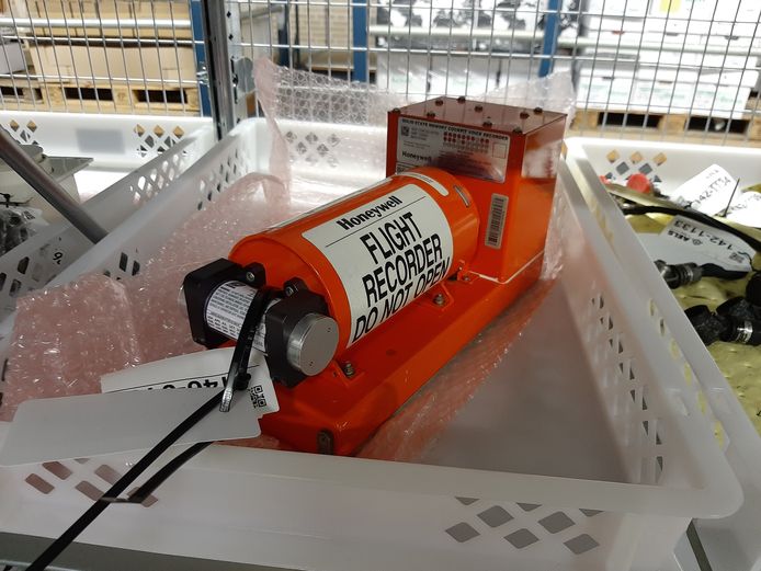 De zwarte doos uit het vliegtuig is in werkelijkheid oranje.