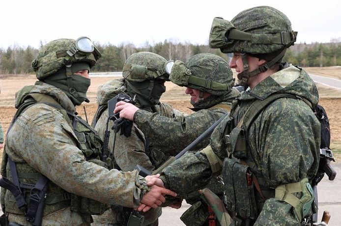 Russische en Wit-Russische soldaten schudden elkaar de hand tijdens een militaire oefening in februari 2022.