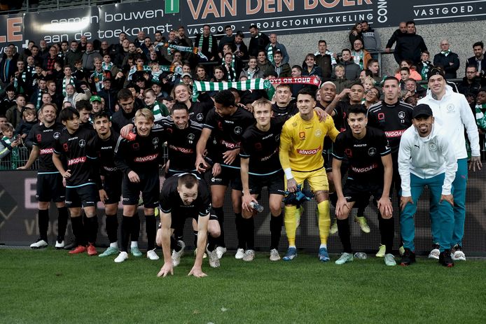 Lommel won met 3-0 van het geplaagde Moeskroen en staat samen met Waasland-Beveren op een tweede plaats achter leider Westerlo.