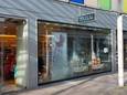 Bij Douglas is een ruit gesprongen door een vuurwerkbom. De winkel is vanmorgen gewoon opengegaan.