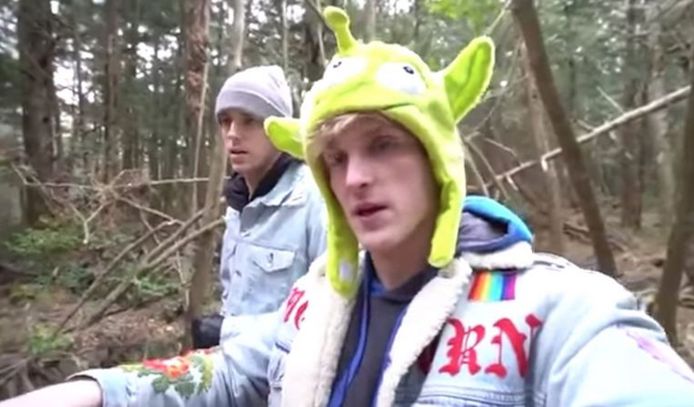 YouTube-ster Logan Paul in het Japanse 'zelfmoordbos'.