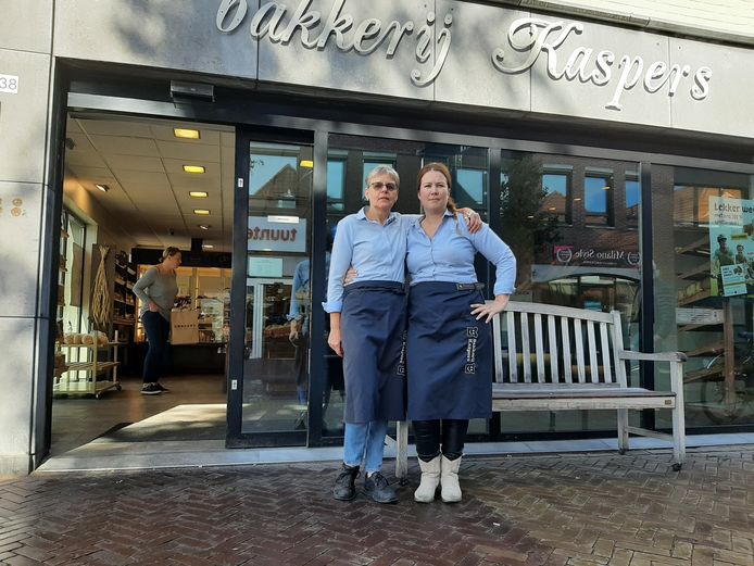 Esther Saalmink (rechts), eigenaar van bakkerij Kaspers, samen met medewerkster Dinet Schumaker die al 20 jaar bij het bedrijf werkt.
