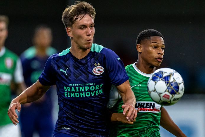Dennis Vos is vanaf nu tot medio 2023 aan PSV verbonden.