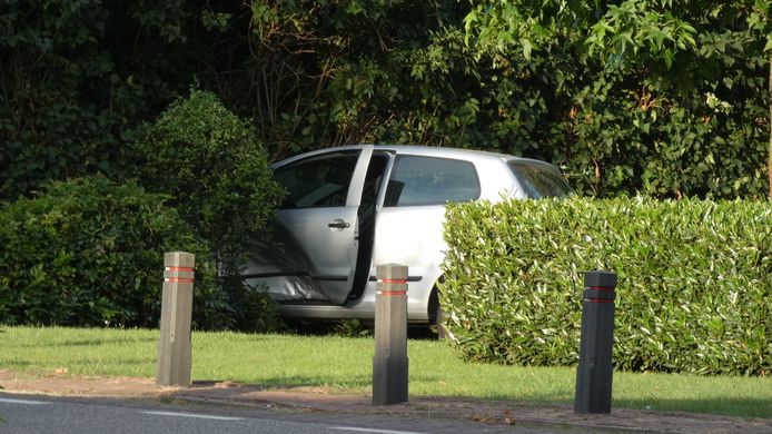 De auto waarop het slachtoffer werd meegesleurd kwam na een paar honderd meter tot stilstand in een voortuin in Lith.