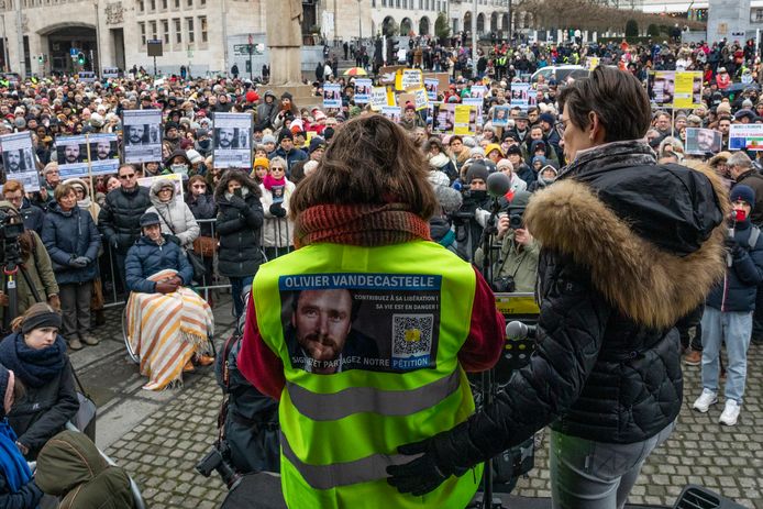 De zussen van ngo-medewerker Olivier Vandecasteele aan het woord tijdens de betoging zondag in Brussel. Ze lieten weten hem vrijdag gesproken te hebben.