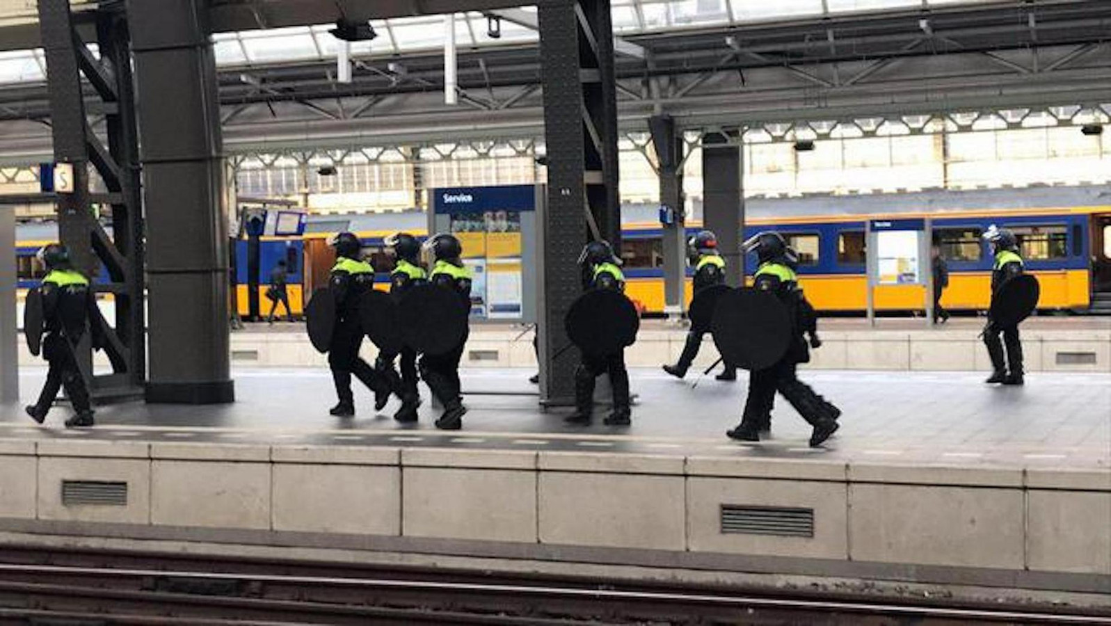 Mobiele eenheid op het Centraal Station zaterdag toen de Willem II supporters arriveerden in Amsterdam.