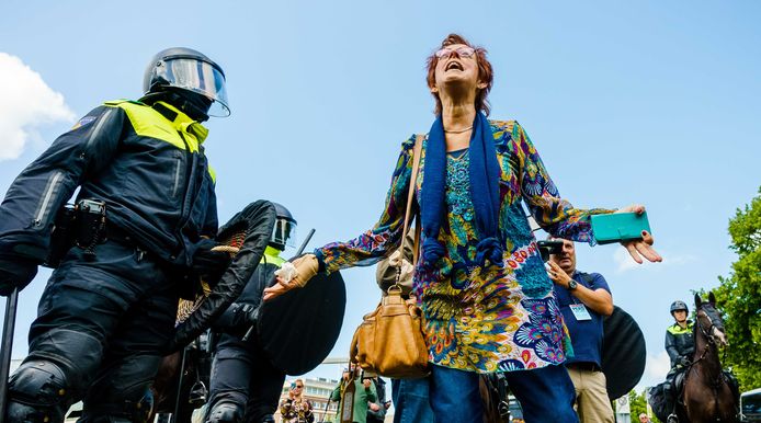 Een demonstrant tijdens een verboden demonstratie van Viruswaanzin op het Malieveld die is gericht op de coronamaatregelen van het kabinet.