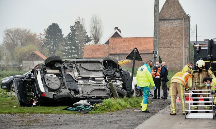Het zware ongeval gebeurde op het landelijke kruispunt van de Amersveldestraat met de Grote Noordstraat in Hooglede.