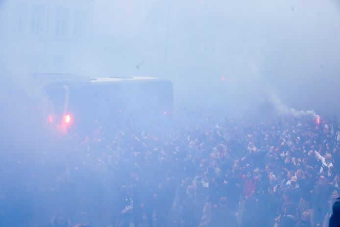 supporters wachten op de spelersbus van Club Brugge op de Platse van St Andries