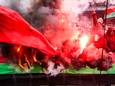 De NEC-fans steken vuurwerk af tijdens de bekerfinale tegen Feyenoord.