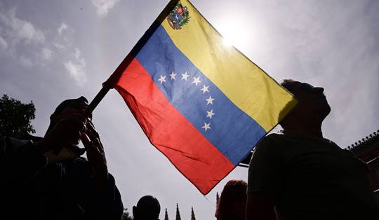 Wat betekent de aanval op Venezuela? ‘Dit past wel degelijk in de nieuwe Amerikaanse doctrine, het Handvest van de VN gaat de prullenbak in’
