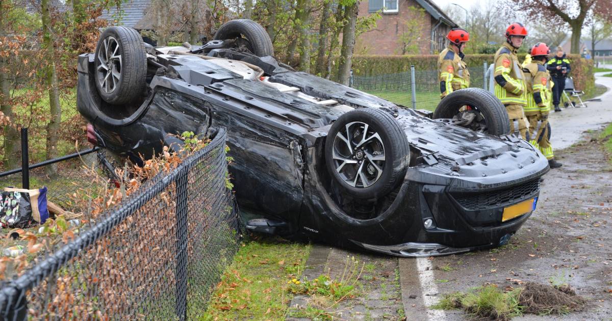 Meerdere gewonden bij ongeval in Chaam, auto komt op dak in tuin terecht. #Tilburg