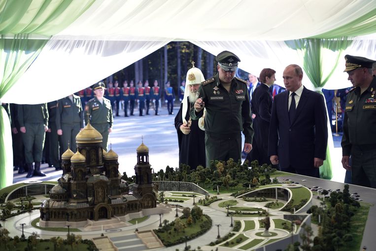 De Russische onderminister van Defensie Timoer Ivanov hier ter linkerzijde van Vladimir Poetin. Beeld Reuters
