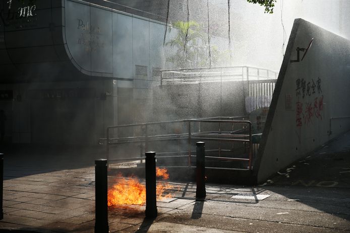 Tal van demonstranten vernielden de ingang van metrostations en Chinese banken.