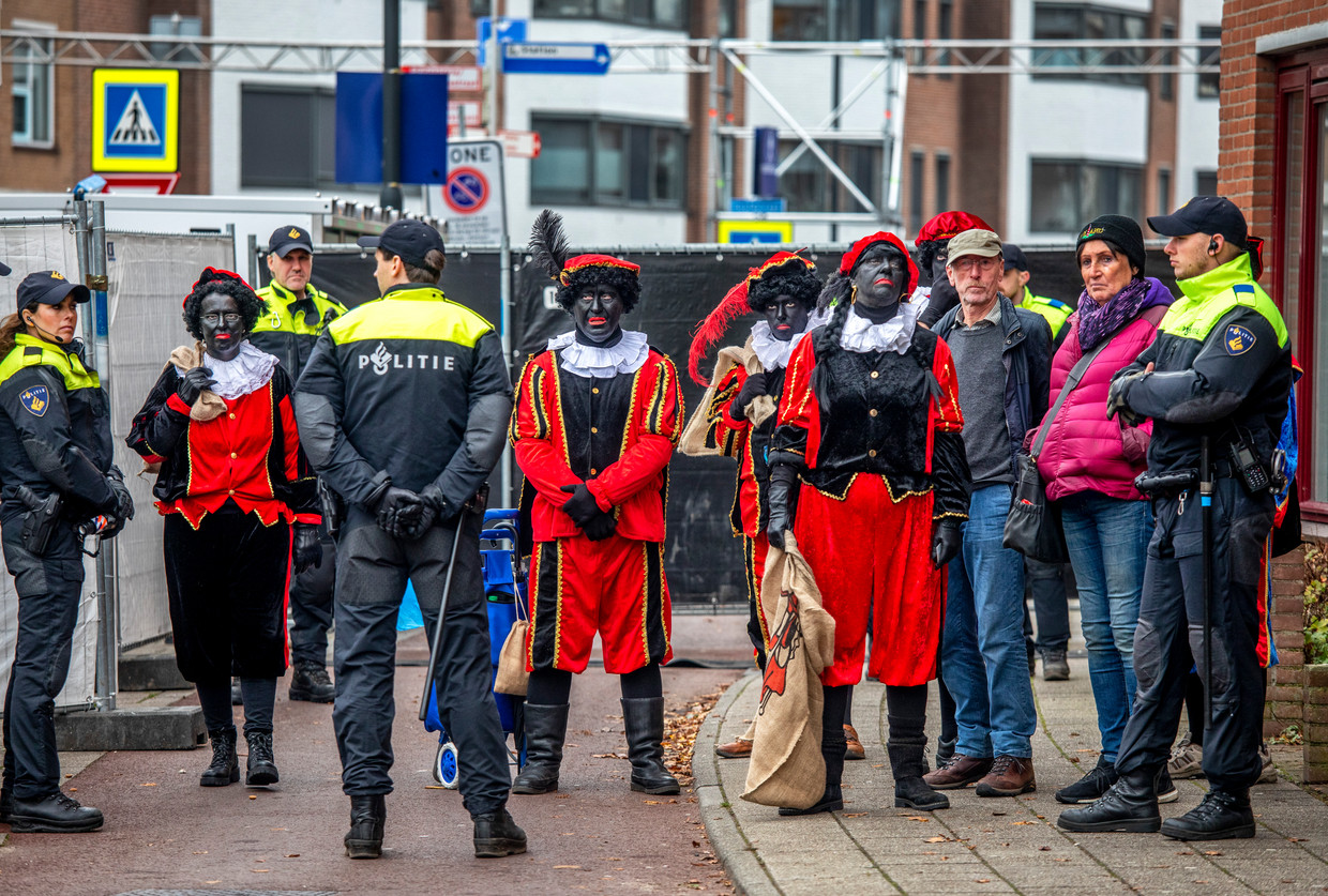Pieten van Pegida in Apeldoorn. Beeld Raymond Rutting / de Volkskrant