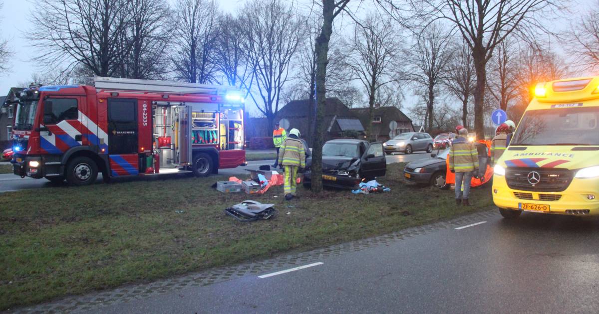 Vrouw bekneld bij ongeluk met twee autos op N377 in Nieuwleusen.