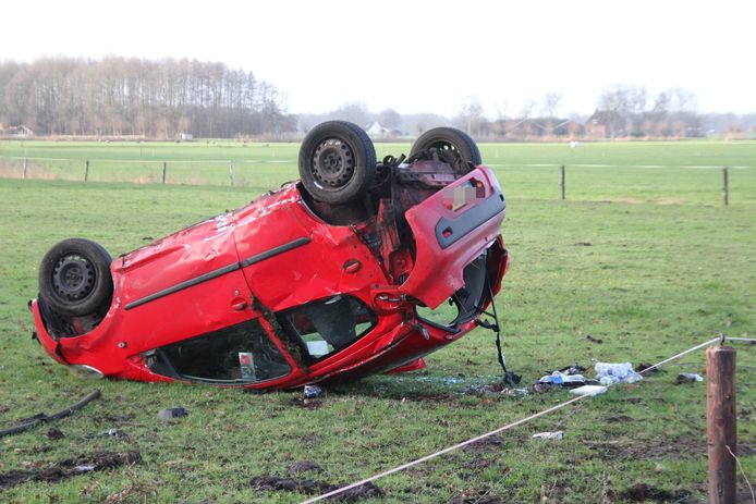 De auto sloeg hard over de kop in een weiland in Beerzerveld.