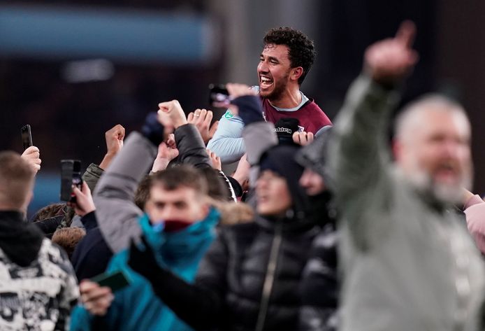 Matchwinner Trezeguet gaat na het laatste fluitsignaal direct op de schouders van de Villa-fans.