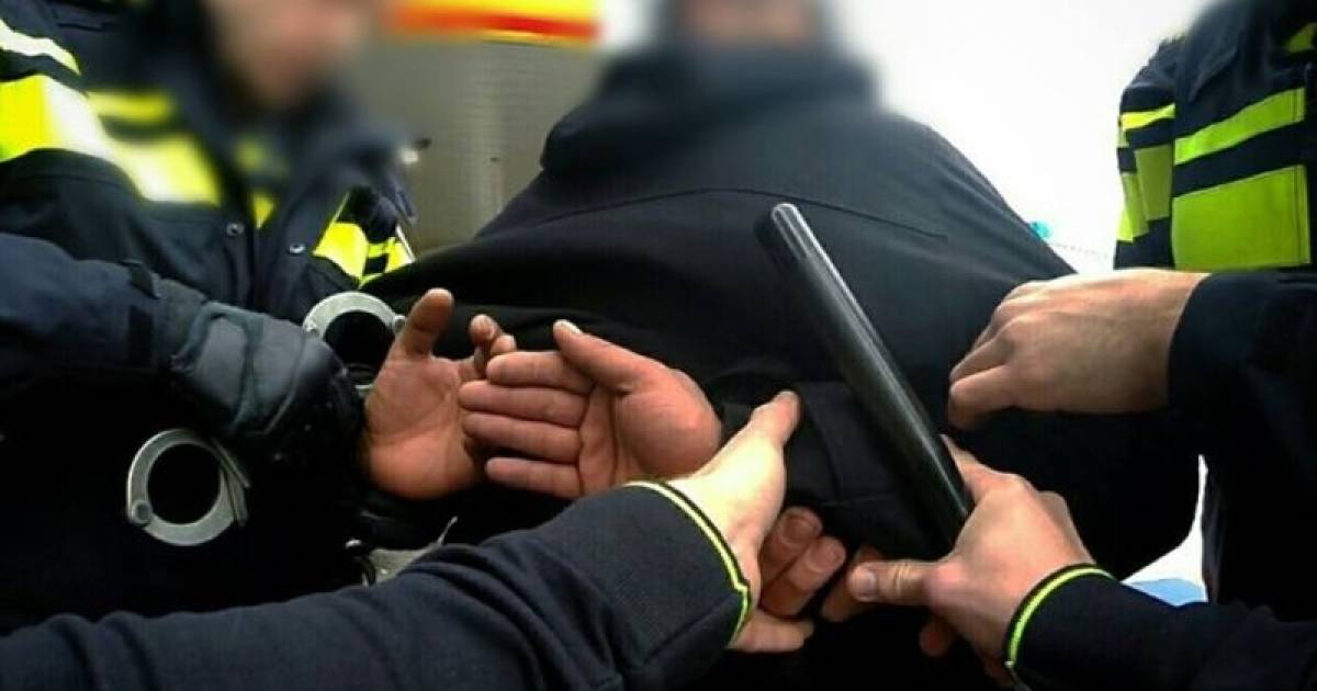 Vier arrestaties na beroving in Etten-Leur - ETTEN-LEUR - Op het parkeerterrein bij het Trivium in Etten-Leur werden donderdagavond drie verkopers bedreigd met een vuurwapen.