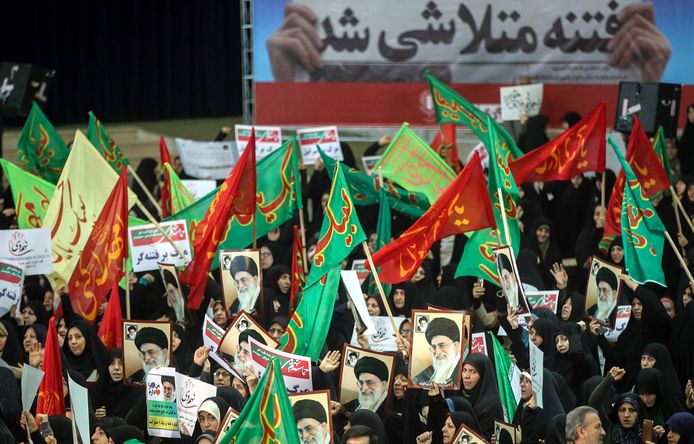 Demonstranten hielden bij de pro-regeringsoptochten foto's van ayatollah Ali Khamenei, de hoogste leider van Iran, omhoog.
