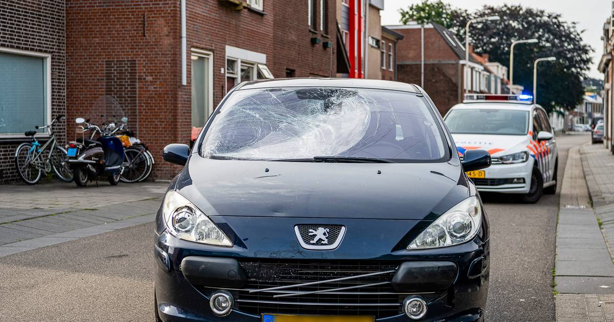 Fietser komt in botsing met auto in Tilburg, maar raakt wonder boven wonder niet gewond.
