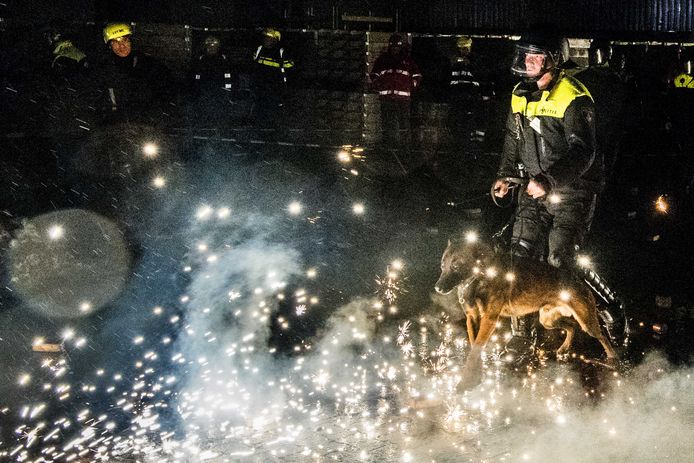 Politieagenten en brandweerlieden oefenen in Alphen aan den Rijn incidenten met vuur en vuurwerk  ter voorbereiding op de jaarwisseling. L