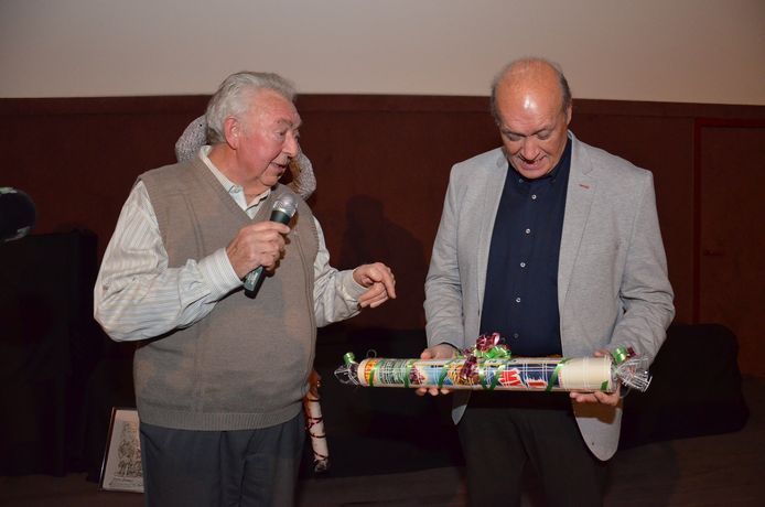 Jacques Vermeire kreeg van Paul Raes, uitbater van Cinema Central, oude filmaffiches als aandenken, voor zijn verzameling.