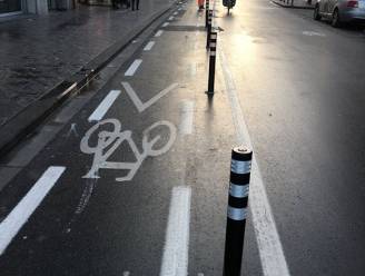 Paaltjes in Molenbeek moeten fietsers beschermen tegen asociale bestuurders... maar verdwijnen al na paar uur na discussie met omwonenden
