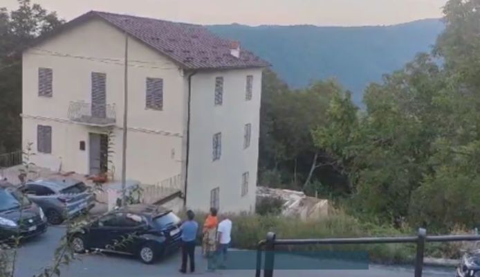 La polizia sta indagando nell'abitazione dove mercoledì è avvenuto l'accoltellamento.